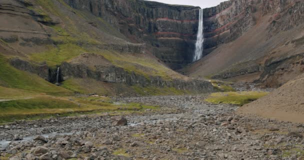 Der Hengifoss Wasserfall Ost Island — Stockvideo