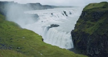 Güçlü Gullfoss şelalesi. Güzel doğa manzarasının manzarası..