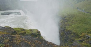 İzlanda 'daki Gullfoss şelalesinin kenarından düşen su ve uçurum Altın Daire' de yer almaktadır..