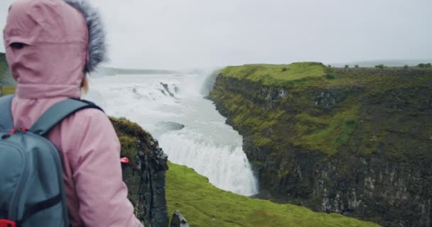 Mulher Turística Olhando Para Cachoeira Gullfoss Famosa Atração Destino Referência — Vídeo de Stock