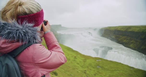 Donna Turistica Guardando Cascata Gullfoss Famosa Attrazione Meta Riferimento Islanda — Video Stock