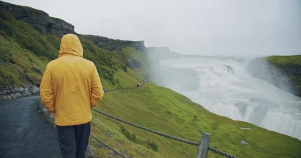 Turista Masculino Vestindo Capa Chuva Amarela Cachoeira Gullfoss Islândia Natureza — Vídeo de Stock