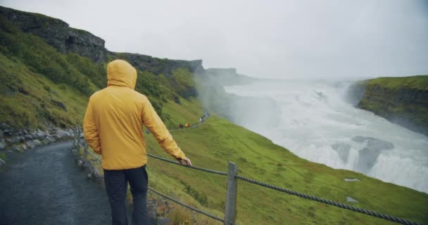 Muž Turista Žlutém Plášti Gullfoss Vodopádu Islandu Islandské Přírodě — Stock video