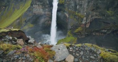 Önplan elementli güzel Haifoss şelalesi, İzlanda dağlık arazisi.