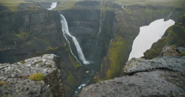 Rotsachtige Kliffen Van Haifoss Waterval Rand Ijsland Highland — Stockvideo