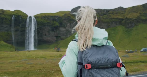 Detail Ženy Batohem Těší Slavné Seljalandsfoss Vodopád Island — Stock video