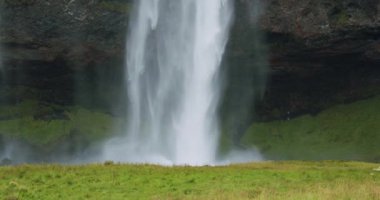 Seljalandfoss Şelalesi, yağmurlu ve kasvetli bir havada İzlanda 'ya yakın..