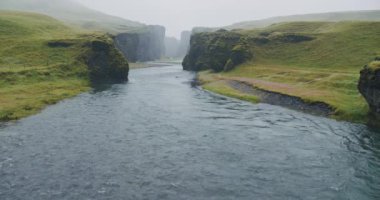 Fjadrargljufur Kanyonu. Avrupa, İzlanda vadisinde tuhaf dik kayalık oluşumları ve dolambaçlı dağ nehri..