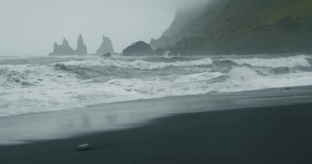 Praia Areia Preta Reynisfjara Com Ondas Que Atingem Costa Nevoeiro — Vídeo de Stock