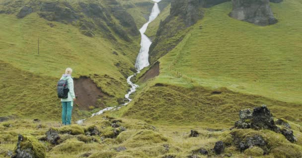 Mulher Turista Com Mochila Frente Cachoeira Icelandic Montanha Perto Fjadrargljufur — Vídeo de Stock