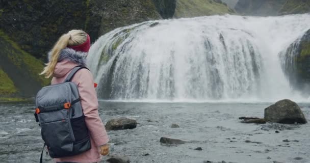 Island Žena Batohem Těší Stjornarfoss Vodopád Kirkjubaejarklaustur — Stock video