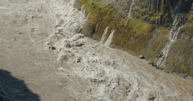 Güçlü Dettifoss şelalesinin kanyonundaki dağ nehri, İzlanda.