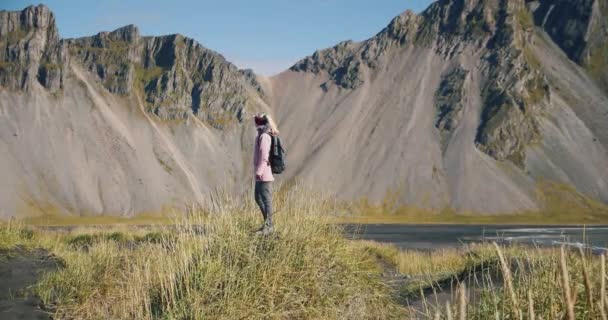 Mulher Turista Desfrutando Bela Paisagem Praia Areia Preta Stokksnes Montanha — Vídeo de Stock