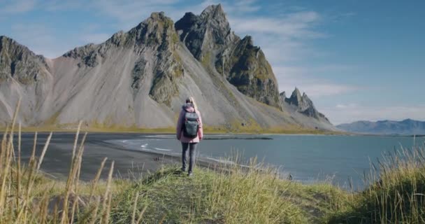 Scène Matinale Voyageuse Explorant Cap Stokksnes Avec Vestrahorn Arrière Plan — Video