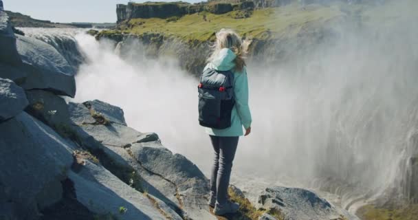 Vrouw Aan Rand Van Klif Kijkend Naar Machtige Detifoss Waterval — Stockvideo