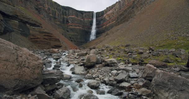 Hengifoss Cascada Río Montaña Islandia Oriental — Vídeo de stock