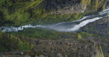 İzlanda 'daki en uzun ikinci İzlanda şelalesi Glymur Majestic vadisi, şelale, kaya ve taş manzarası Hvalfjordur Fjord.