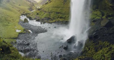 İzlanda 'nın güney bölgesinde güzel Kvernufoss gizli şelalesi.