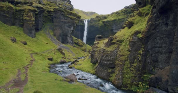 Islandia Spektakularny Wodospad Kvernufoss Letnia Scena Górskiej Rzeki Zacisznym Zielonym — Wideo stockowe