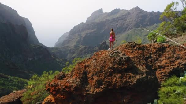 Jovem Mulher Explorando Aldeia Espanhola Masca Gorge Tenerife Menina Turística — Vídeo de Stock