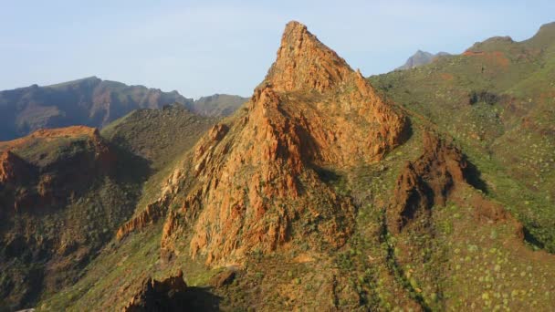 ハイキング中の自然景観の峡谷へ 空中の山の峰 テネリフェ島 カナリア諸島 スペイン 旅行者は夢を見る ハイキングエリアリスコ ブランコ どこへでも行け Covidの時に旅行します — ストック動画