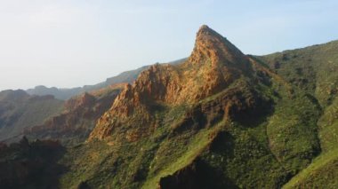 Kil kayanın geniş hava manzarası. Ulusal Teno Parkı. Baharda açık yeşil bitki örtüsü olan altın dağlar. Yürüyüş için harika bir yer. Yürüyüşçüler için cennet. Doyurmak için güzel bir yolculuk, Risco Blanco