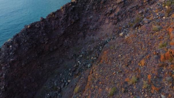 Movimento Câmera Uma Costa Rochosa Para Mar Azul Profundo Cabo — Vídeo de Stock