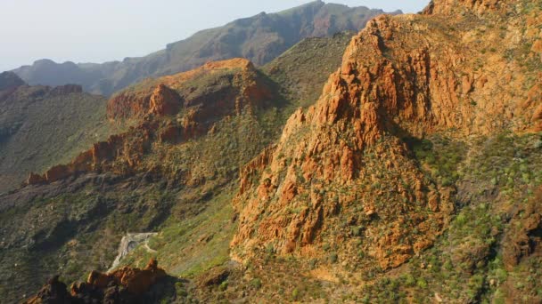 远足的自然景观要去峡谷 Risco Blanco的空中山峰 Tenerife Canaries Spain 狂欢者的梦想 远足区去任何地方 在Covid时代旅行 轨道无人机视图 — 图库视频影像