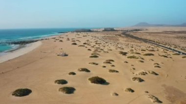 Grandes, Corralejo 'yu oynuyor. Güzel turkuaz okyanus suyu ve beyaz kum. Şeffaf dalgalar. Turist beldesi. Seyahat güzergahı. Corralejo Büyük Plaj Ulusal Parkı, Fuerteventura, Kanarya