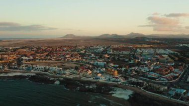 Corralejo kasabası, Fuerteventura, Kanarya adaları, İspanya. Turistik tatil beldesinin şehir manzarası. Atlantik Okyanusu kıyısında güzel bir yerleşim yeri. Gün batımı ışıkları. Tatil ve tatil.