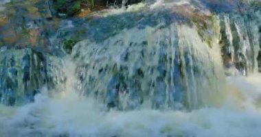 Güneşli bir yaz gününde, dağdaki hızlı nehre yakın bir yerde. Doğa manzarası. Sabahları orman. Sıcak bir öğleden sonra soğuk ve taze suyun büyüleyici akışı. Güneş ışınları dereyi, dereyi aydınlatır. Kimse.