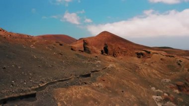 Küresel ısınma kavramı. Kuraklık çöl manzarasını çatlatmış. Ormanların yok edilmesi. İklim değişikliği. Çevresel koruma. Yanmış toprak. Çorak Topraklar Çorak bölge. Volkanik bir patlamanın sonuçları. Mavi gökyüzü.