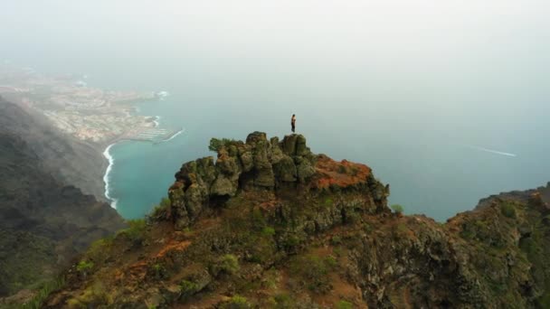 Valiente Mujer Fuerte Excursionista Encuentra Cima Montaña Borde Del Acantilado — Vídeos de Stock