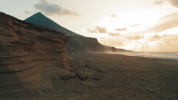 Sonsuz Kum Plajı Üstünde Insansız Hava Aracı Uçuşu Volkanik Dağ — Stok video