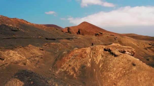 Женщина Созерцает Пустынный Бесплодный Пейзаж Вершины Вулкана Кальдерон Хондо Ясное — стоковое видео