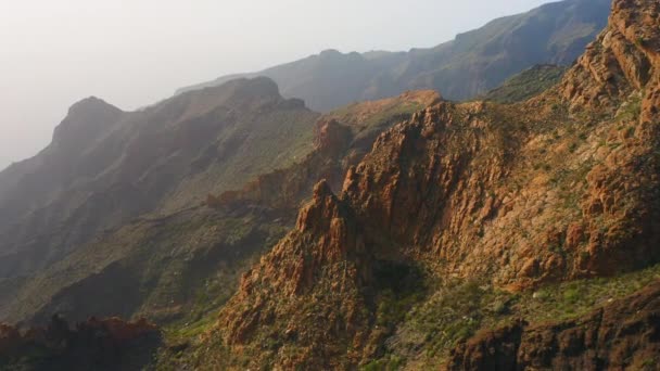 从空中俯瞰粘土岩 国家特诺公园春天里 金碧辉煌的山 绿油油的植物 远足的好地方 远足者的乐园 美丽的峡谷之行 Risco Blanco — 图库视频影像