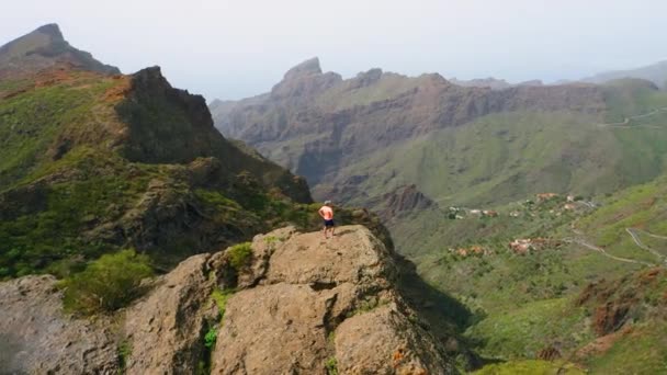 Турист Наслаждается Захватывающим Видом Горной Вершиной Вид Воздуха Скалы Дорога — стоковое видео