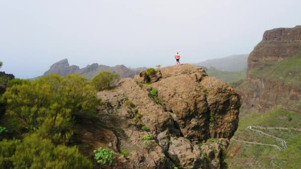 Турист Наслаждается Захватывающим Видом Горной Вершиной Вид Воздуха Скалы Дорога — стоковое видео