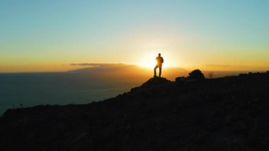 Turist muhteşem manzarayı sever, dağın tepesi. Menzil kayalıklarının havadan görünüşü. Dik kayalıklar. Çarpıcı bir uçurum. Los Gigantes. Tenerife, Kanarya Adaları, İspanya. Seyahat güzergahı. Her yere git