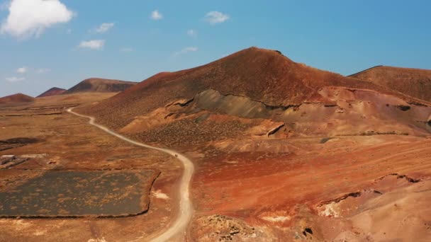 Verlassene Vulkanlandschaft Rote Unfruchtbare Hügel Luftaufnahme Von Badlands Strahlend Blauer — Stockvideo