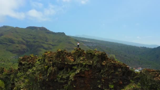 Канарский Остров Тенерифе Женщина Поднялась Вершину Горы Крутой Скалистый Склон — стоковое видео