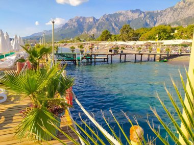 Türkiye 'nin Kemer kentinde tatil beldesi rıhtımları ve dağları olan deniz kıyısı