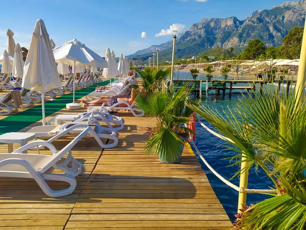 Costa del mare con i moli resort e le montagne sullo sfondo a Kemer, Turchia — Foto Stock