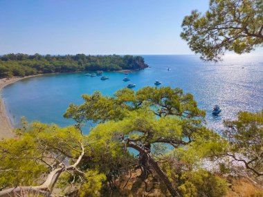 Antik Lycian şehri Phaselis 'teki taş plajı manzarası. Tarihi bir yer. Yerel nüfusun yeniden yaratılacağı yer.