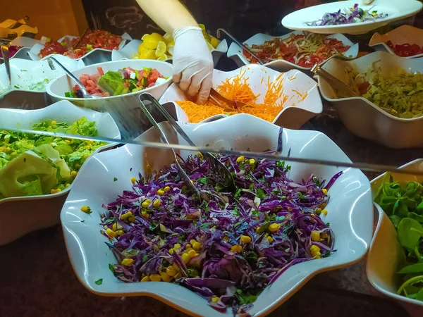 Türkiye 'de her şeyi kapsayan açık büfedeki raflarda yiyecek — Stok fotoğraf