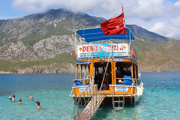 Antalya, Türkiye - 15 Ekim 2020: İnsanlar Suluada, Adrasan 'daki ünlü mavi denizde yüzüyor.