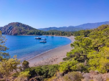 Antik Lycian şehri Phaselis 'teki taş plajı manzarası. Tarihi bir yer. Yerel nüfusun yeniden yaratılacağı yer.