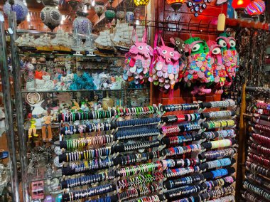 Antalya, Türkiye - 11 Mayıs 2021: Türkiye 'nin Antalya kentinde 11 Mayıs 2021' de satışa sunulan Türk seramikleri koleksiyonu