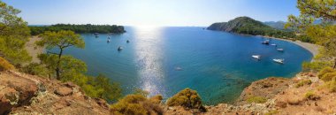 Antik Lycian şehri Phaselis 'teki taş plajı manzarası. Tarihi bir yer. Yerel nüfusun yeniden yaratılacağı yer.