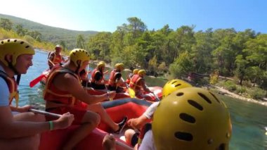 Koprulu Kanyonu, Antalya, Türkiye - 15 Eylül 2021: Koprulu Kanyonu 'ndaki Kopryuchay Nehri' nin akıntılarında rafting. Kopryuchay Nehri ve Manavgat Nehri Türkiye 'nin en popüler kirişleri